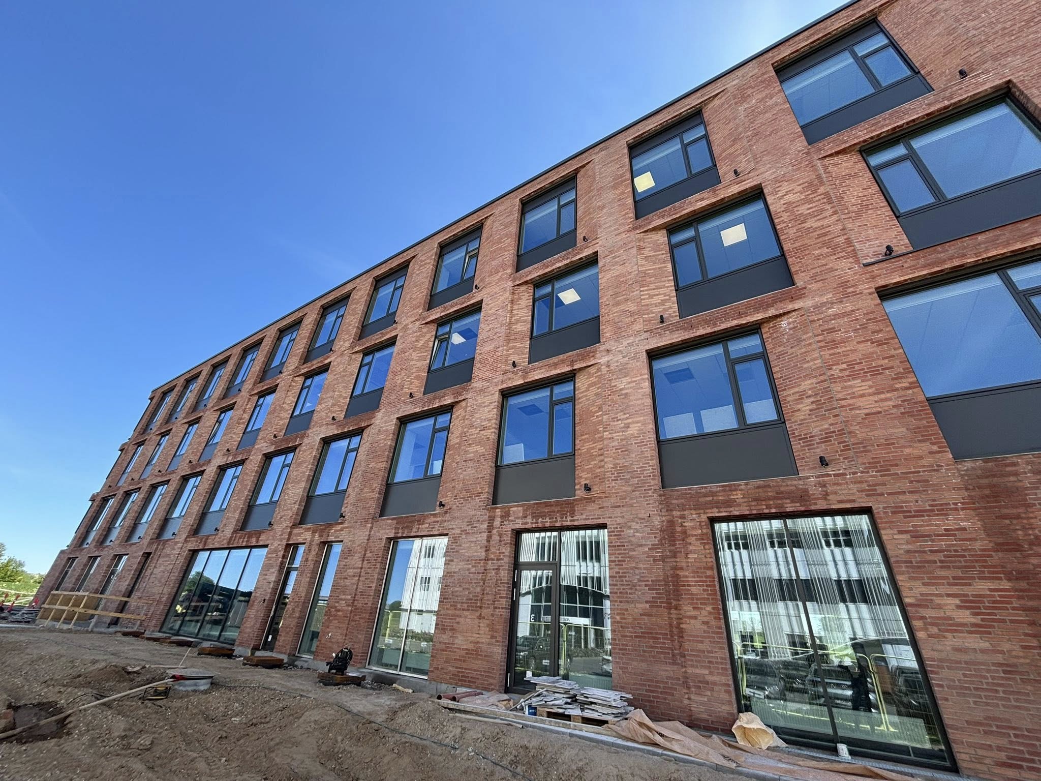 Facade med rene vinduer